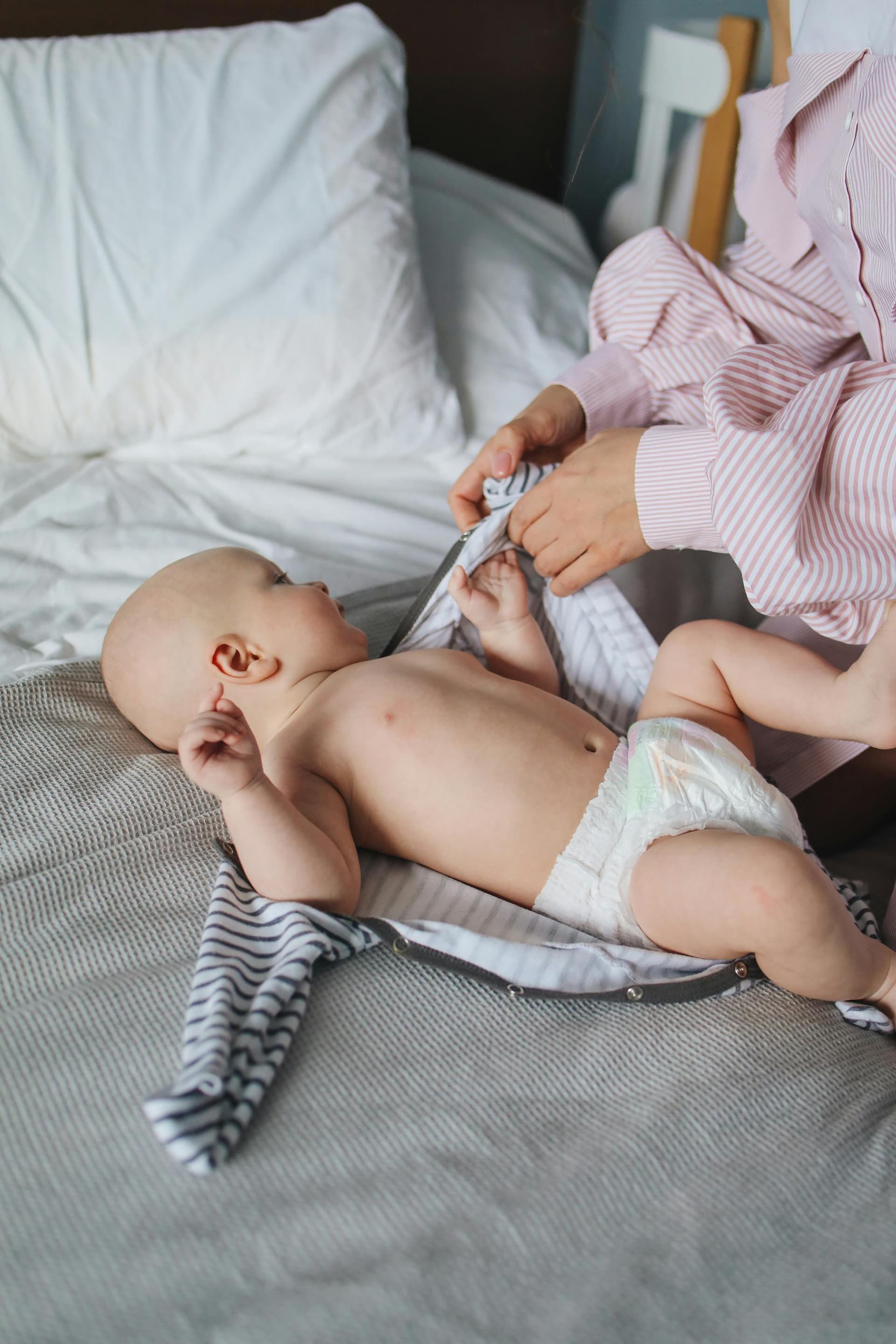 Couverture emmaillotage bébé : bienfaits et conseils pratiques